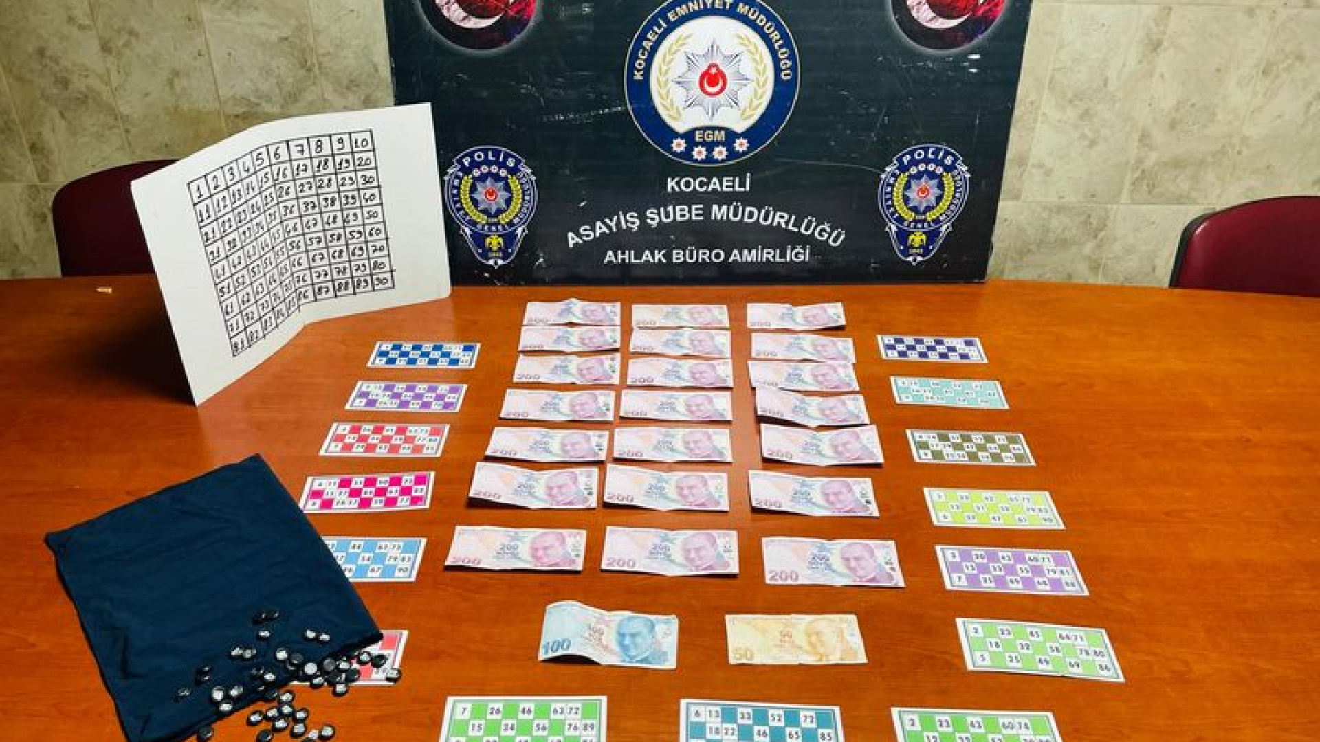 Kocaeli'de kumar oynayan 7 kişiye 81 bin 228 lira ceza kesildi