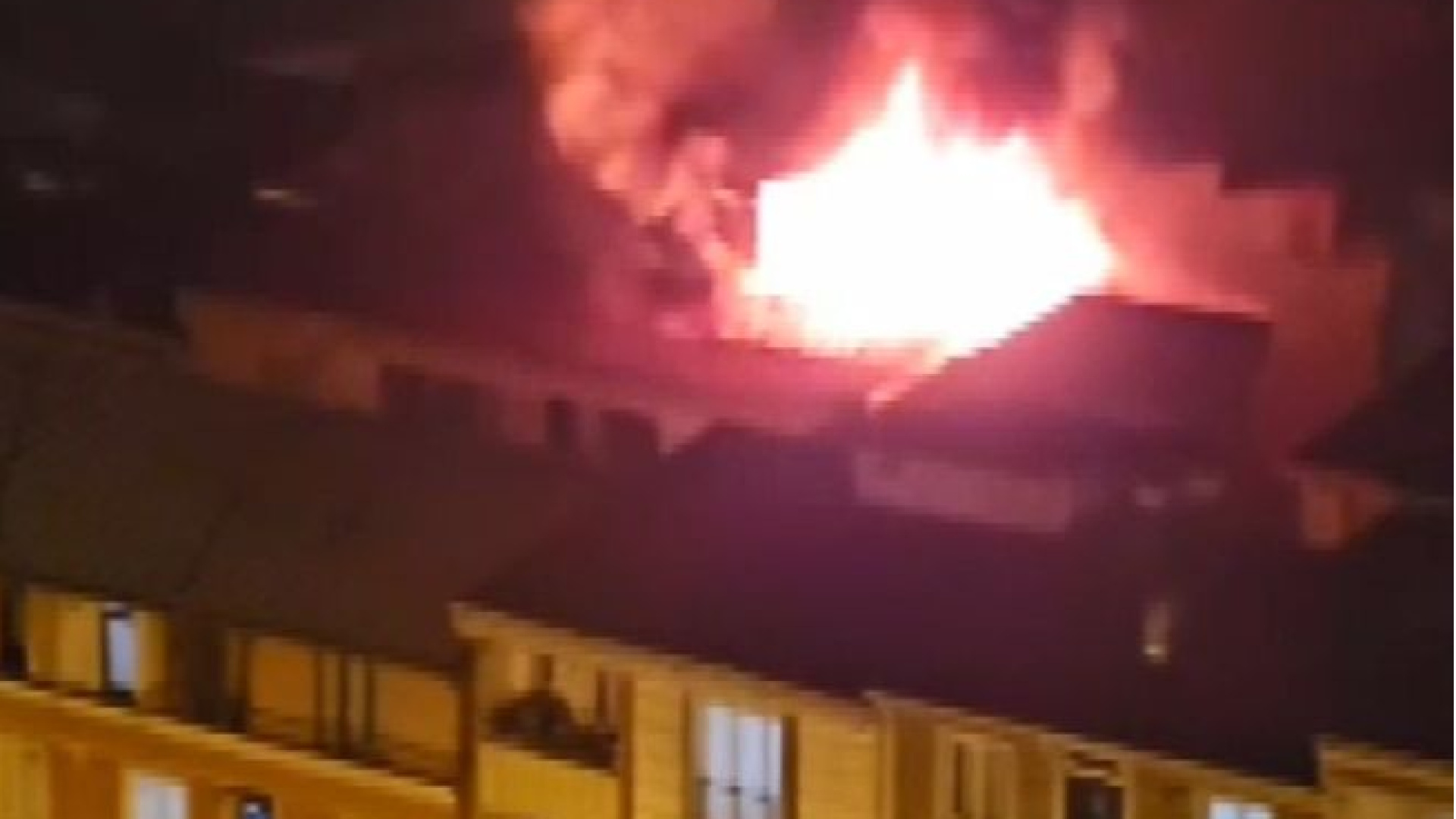 Esenyurt'ta 5 katlı binanın çatısı alev alev yandı | Son dakika haberleri