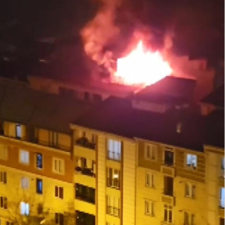 Esenyurt'ta 5 katlı binanın çatısı alev alev yandı