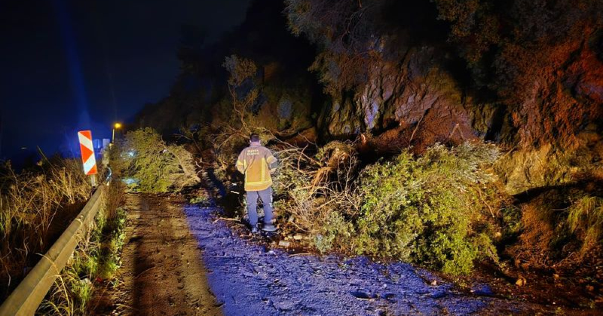 'Bursada Heyelan Nedeniyle Mahalle Yolu Ulaşıma Kapandı'