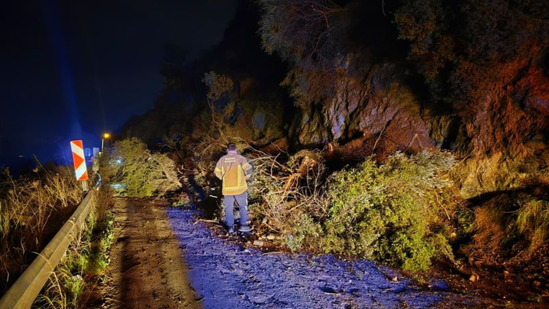 Bursa’da meydana gelen heyelan nedeniyle mahalle yolu ulaşıma kapandı