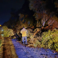 Heyelan nedeniyle mahalle yolu ulaşıma kapandı
