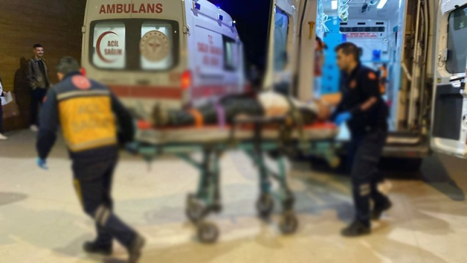 Kamyon kasasından düşen işçi yaralandı