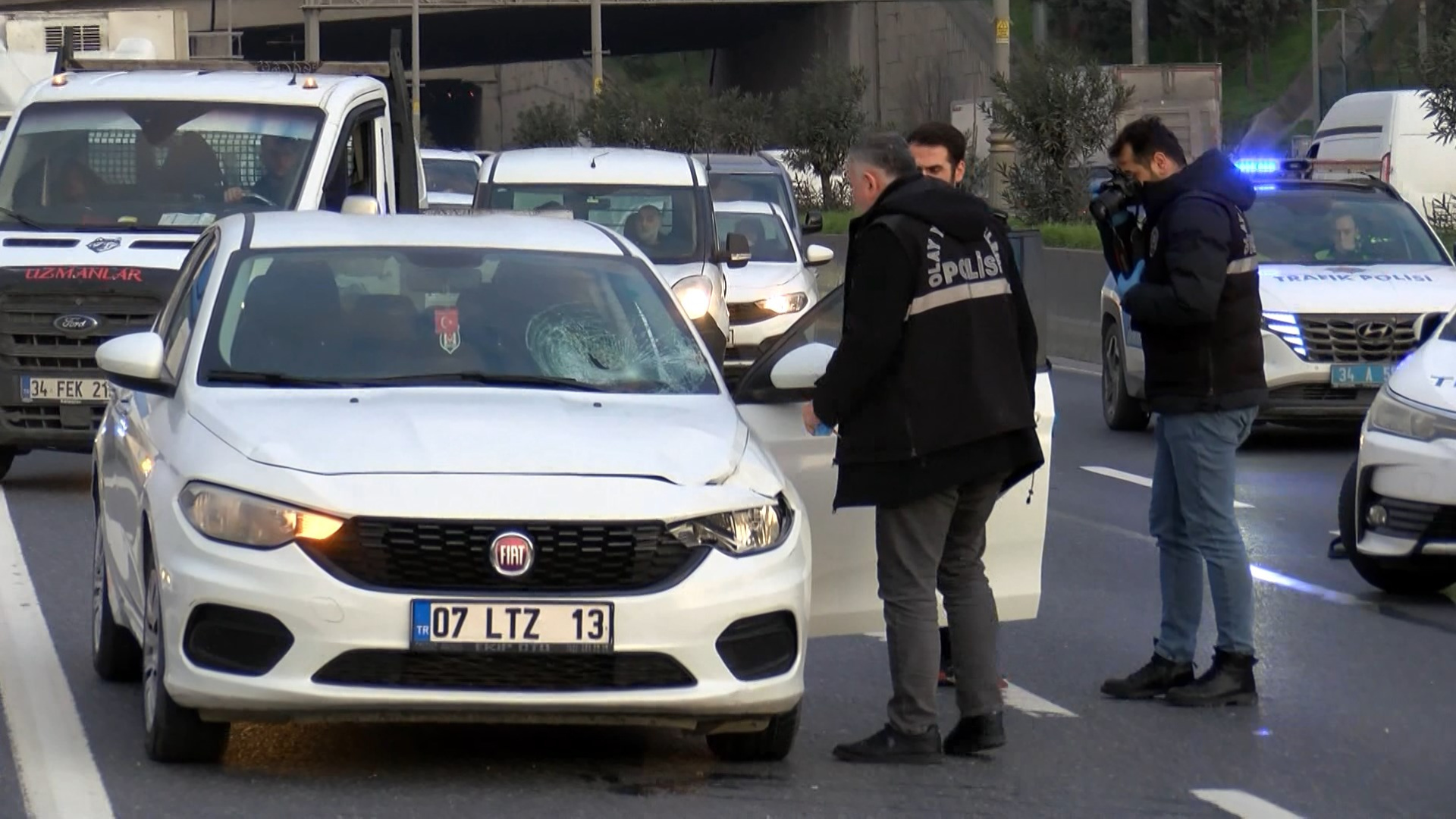 Bağcılar'da Trafik Faciası: İnen Şoföre Art Arda Çarpan Araçlar Can Aldı
