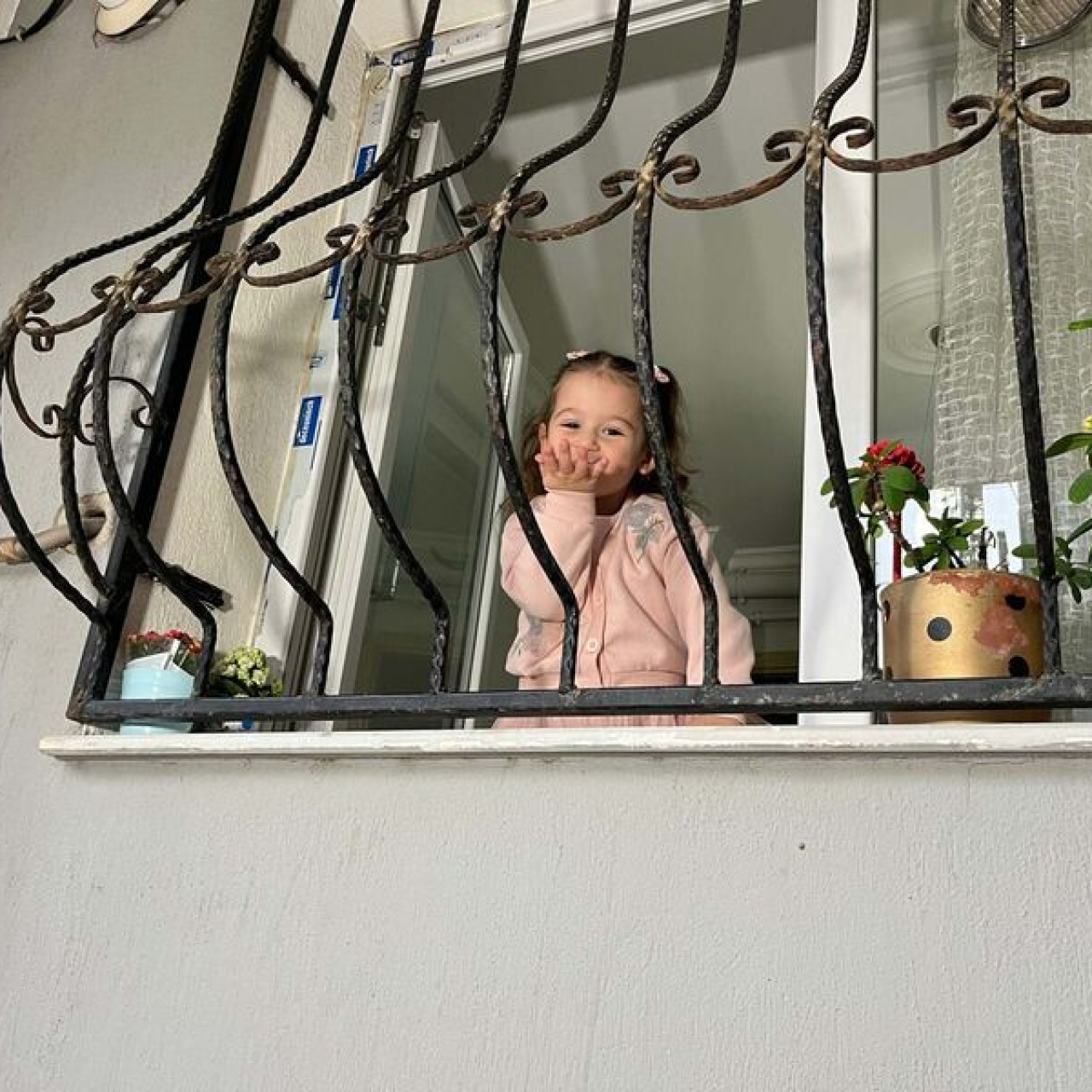 Çöp kamyonu şoförü ile Ayşe arasında 'pencere'den taşan dostluk