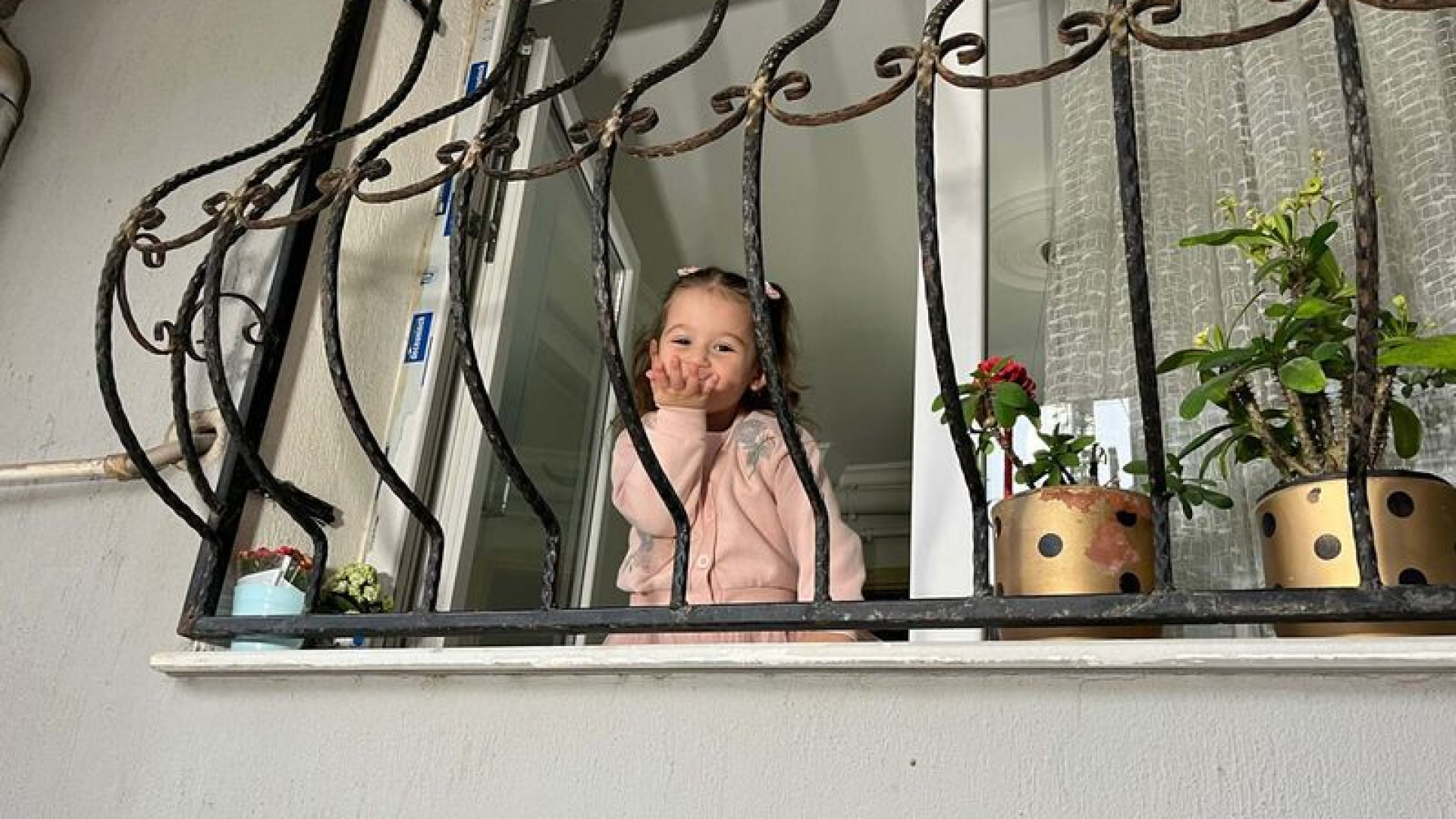 Çöp kamyonu şoförü ile 3 yaşındaki Ayşe arasında 'pencere' bağı