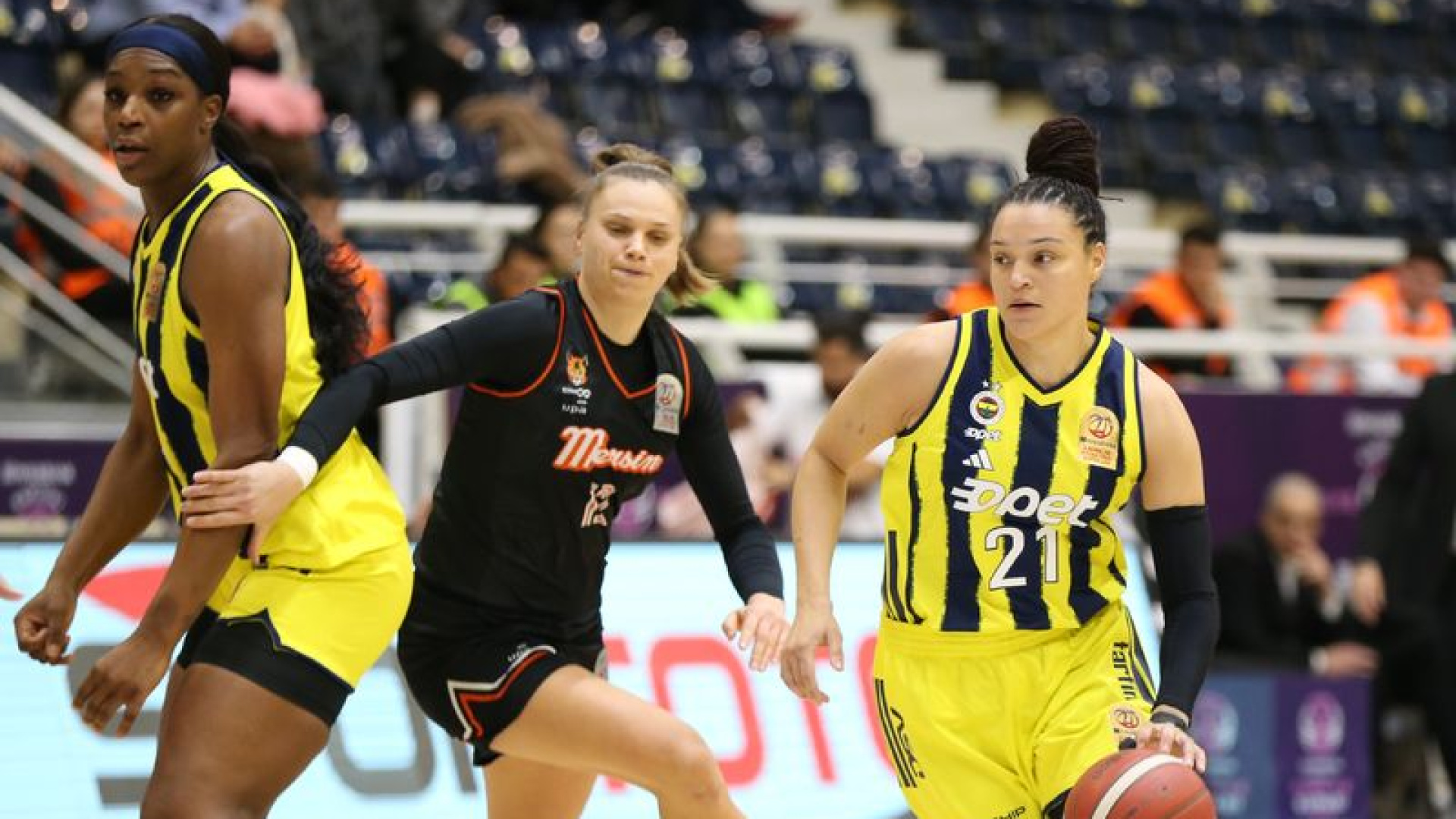 Fenerbahçe Opet, Çimsa ÇBK Mersin'i Deplasmanda Ziyaret Ediyor: Süper Lig'de Heyecan Dorukta!