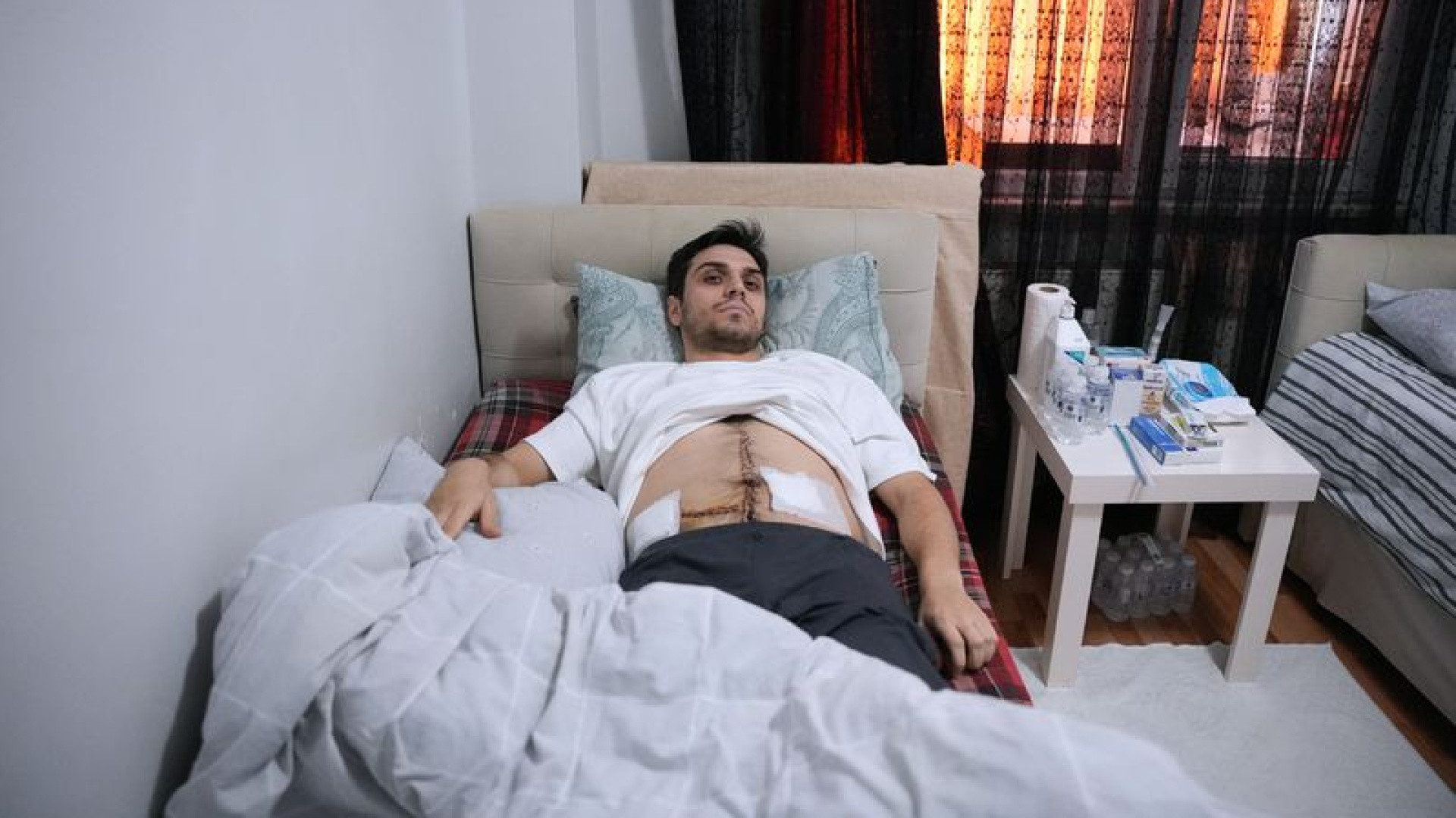 İstanbul'da metro çıkışında dehşet! SON DAKİKA HABERİ: Yardım etmek istedi, 6 yerinden bıçaklandı | Son dakika haberleri