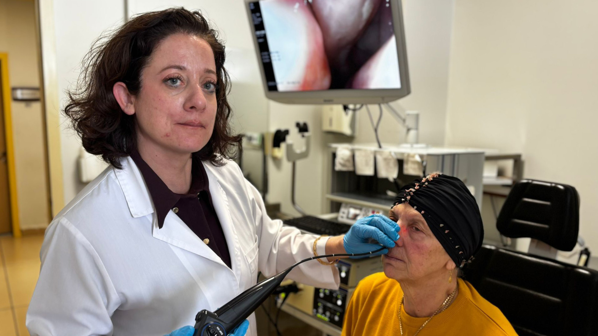 Bir Gecede Ses Telleri Felç Olan Anneyi Doktor Kızı Tedavi Etti
