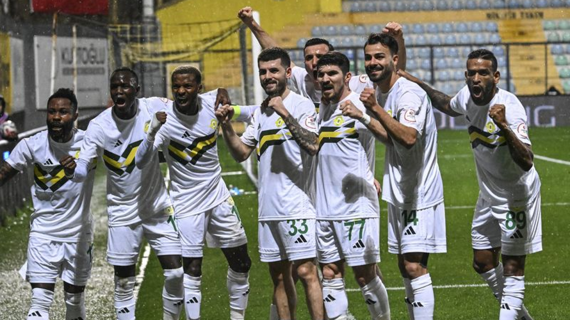Esenler Erokspor, Iğdır FK'yı 3-0 Yenerek Liderliğe Yükseldi