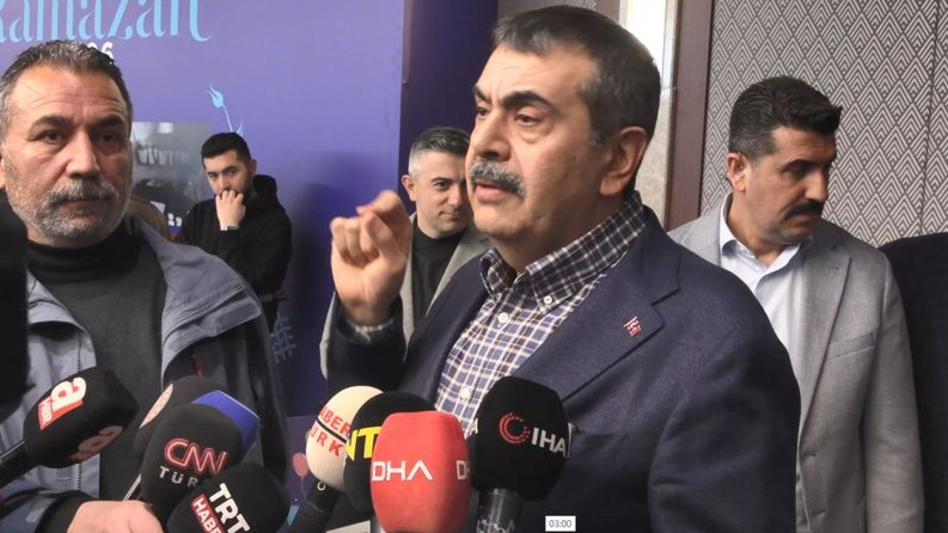 Bakan Tekin, 'Külliye'de Ramazan' Etkinliğini Ziyaret Etti ve Coşkuyu Övdü