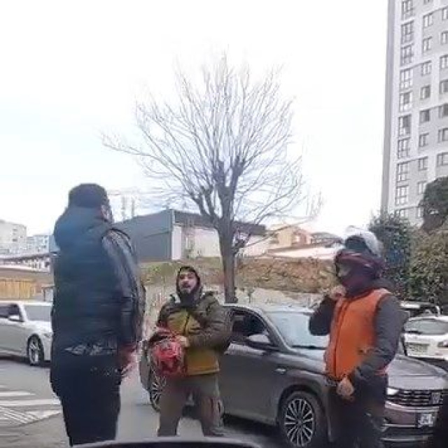 Yol verme kavgasında silah çekti