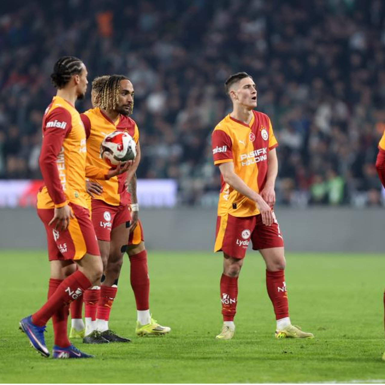 Aslan zirvede ağır yaralı!