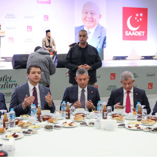 Siyasi liderler birlikte iftar yaptı