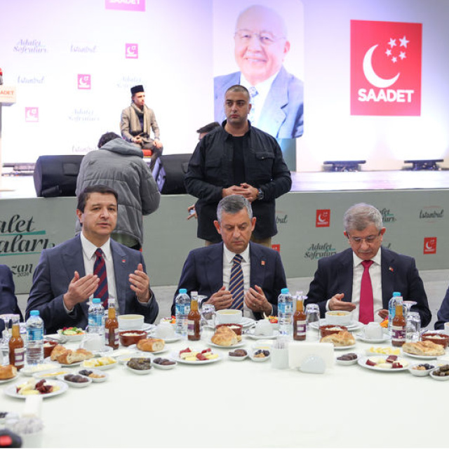 Siyasi liderler birlikte iftar yaptı