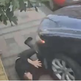 Düştüğü araç üzerinden geçti!