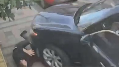 Düştüğü araç üzerinden geçti!