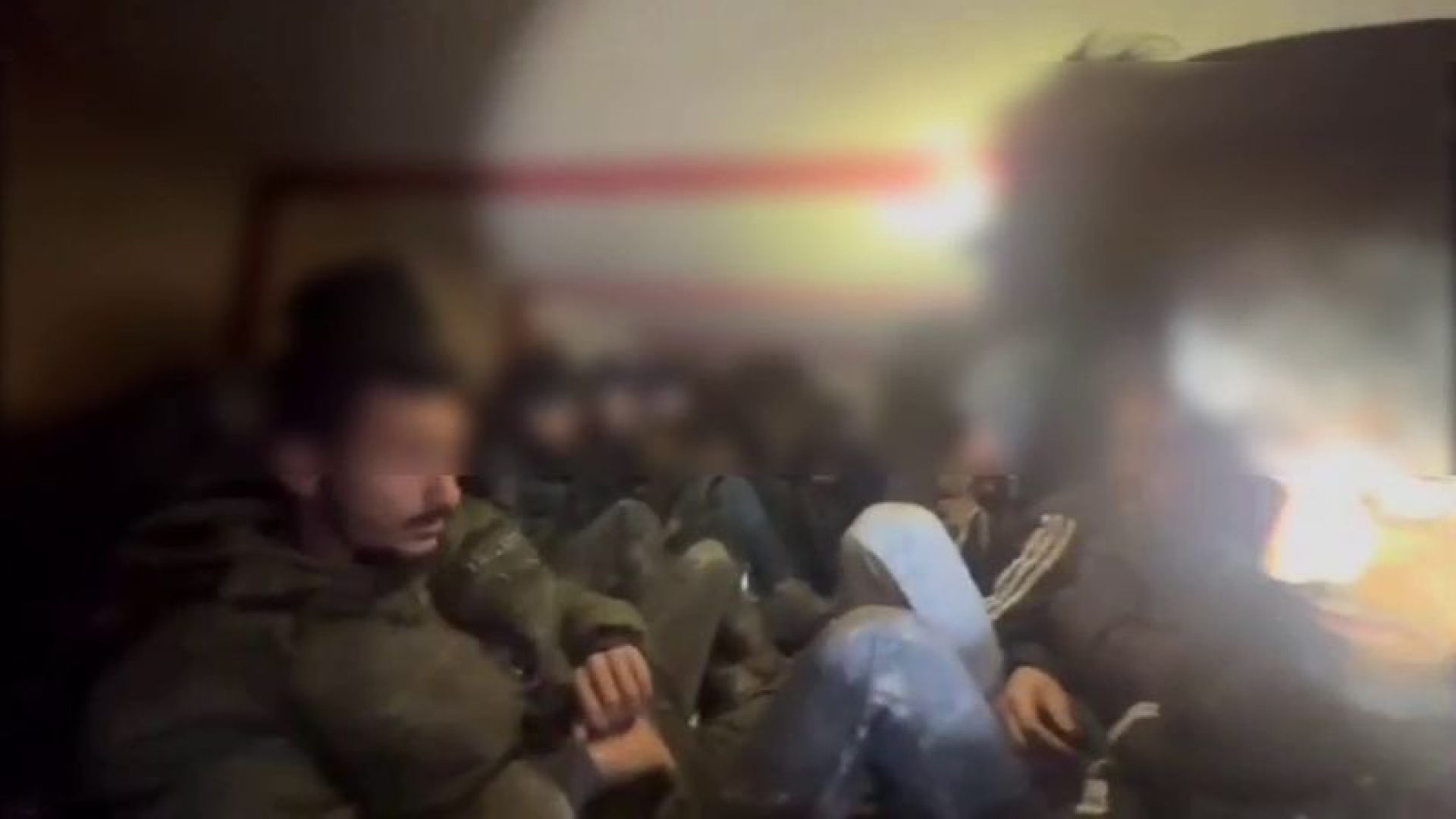 Hatay'da Hayvan Dışkısıyla Kamuflajlı Kamyonetten 19 Kaçak Göçmen Çıktı