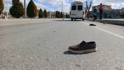 Minibüs kazası can aldı, 32 metre ileriye...