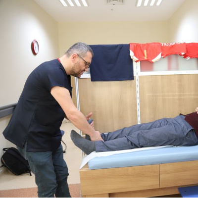 Hastaneden randevu alamadı, doktora taşlama şiir yazdı