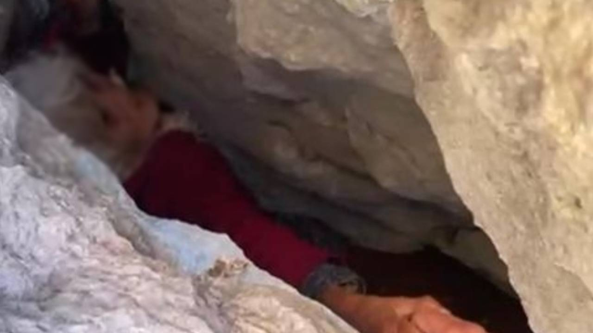 Antalya'da 80 Yaşındaki Kadın Kayalıklarda Sıkıştı, Kurtarıldı