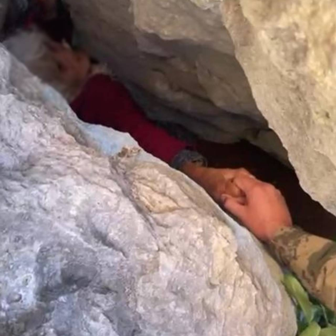 Kayalıkların arasında sıkışmış halde bulundu!