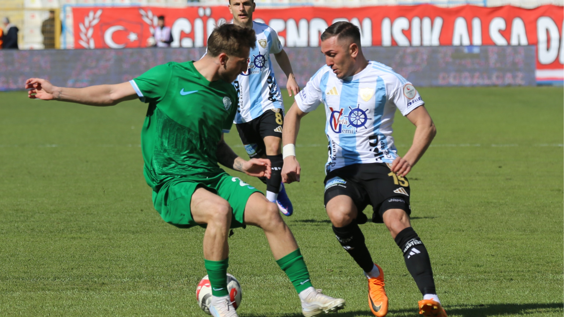 Erzurumspor, Serikspor'u 4-0 Mağlup Etti: Trendyol 1. Lig'de Fırtına Gibi Esti
