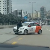 Aracın kaputunda sürükledi