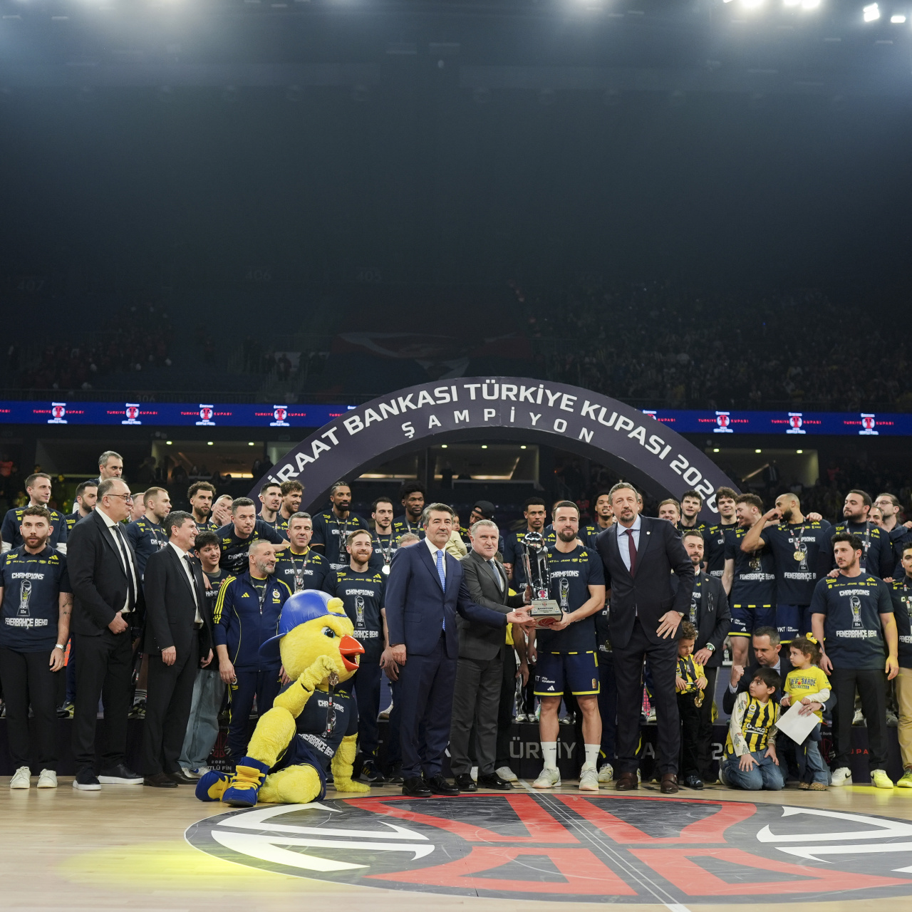 Fenerbahçe Beko kupasını aldı!