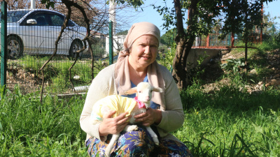 'Naciye'yi parka da misafirliğe de götürüyor