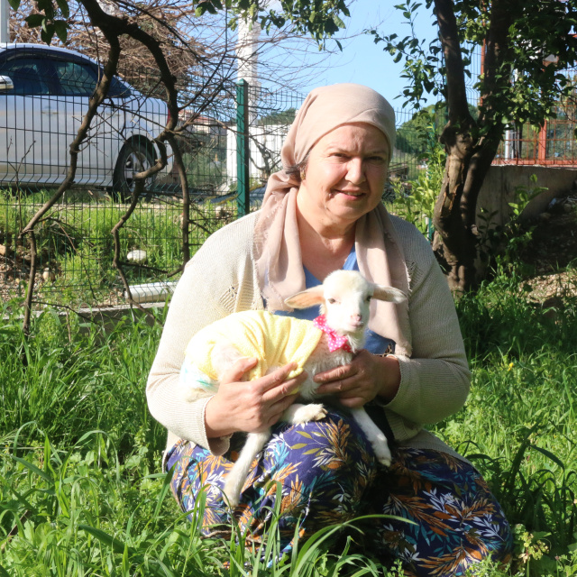 'Naciye'yi parka da misafirliğe de götürüyor