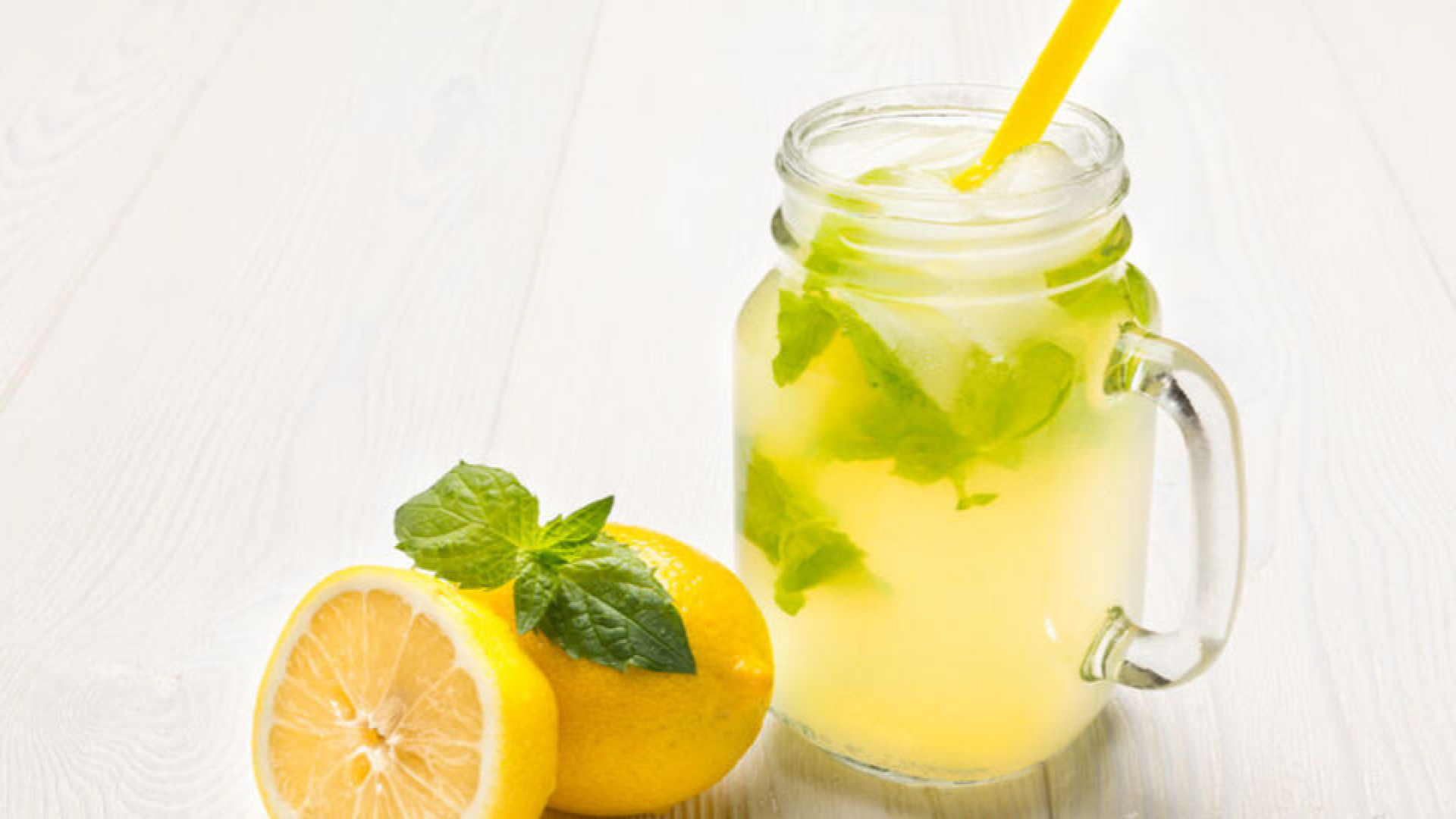Evde Doğal Limonata Yapımı: Klasik ve Çilekli Tarifler