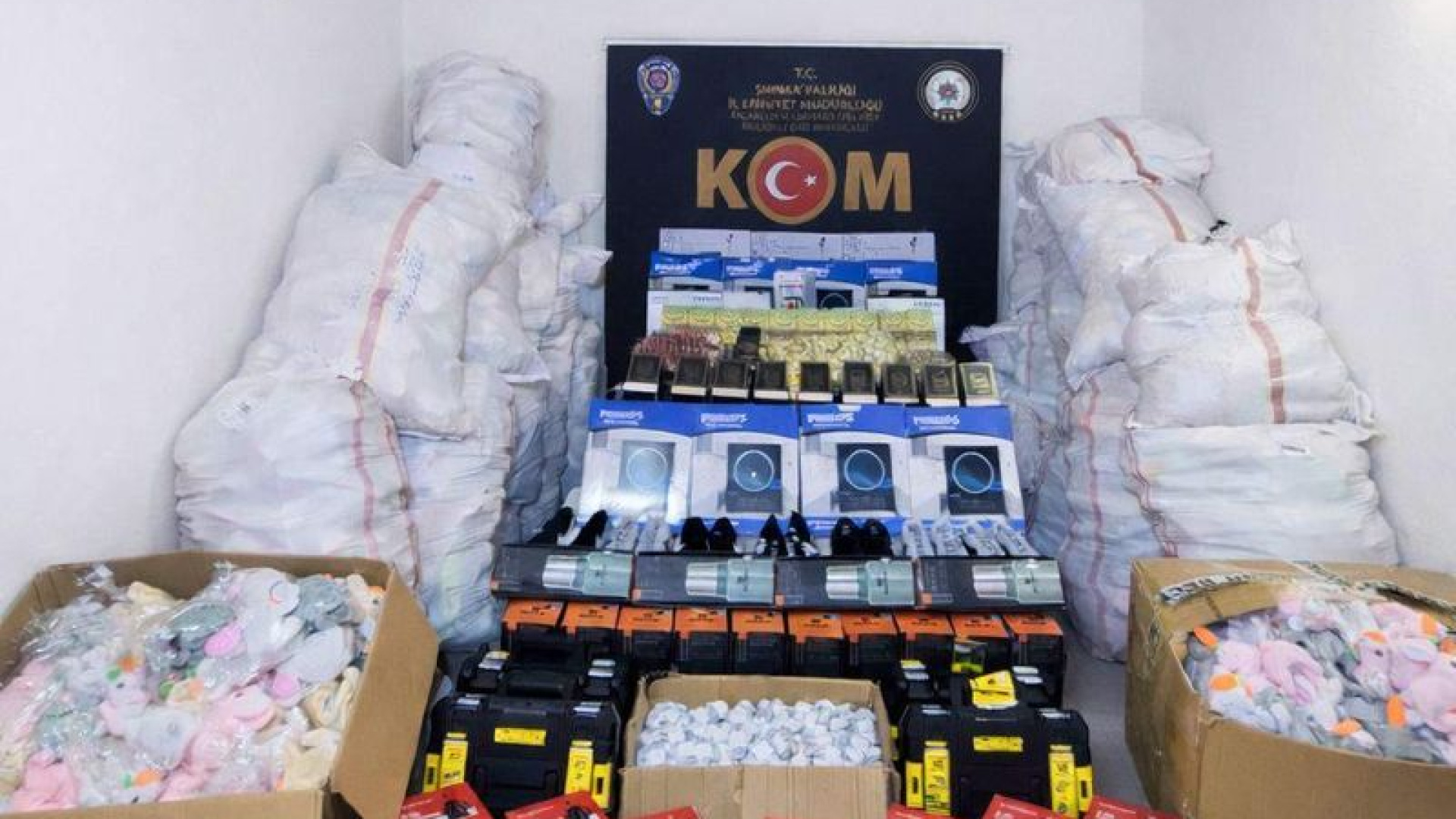 Şırnak'ta Kaçakçılık Operasyonu: 10 Kişi Tutuklandı, Uyuşturucu ve Silah Ele Geçirildi