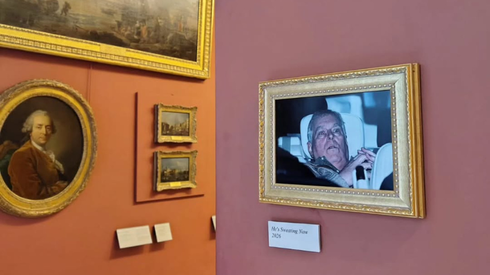 Şok anı fotoğrafı Louvre'a asıldı