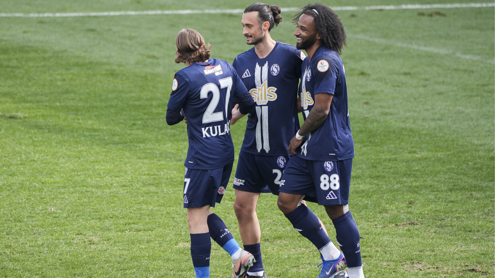 Sarıyer, Adana Demirspor'u 5-0 Mağlup Etti: Trendyol 1. Lig'de Fırtına Gibi Esiyor