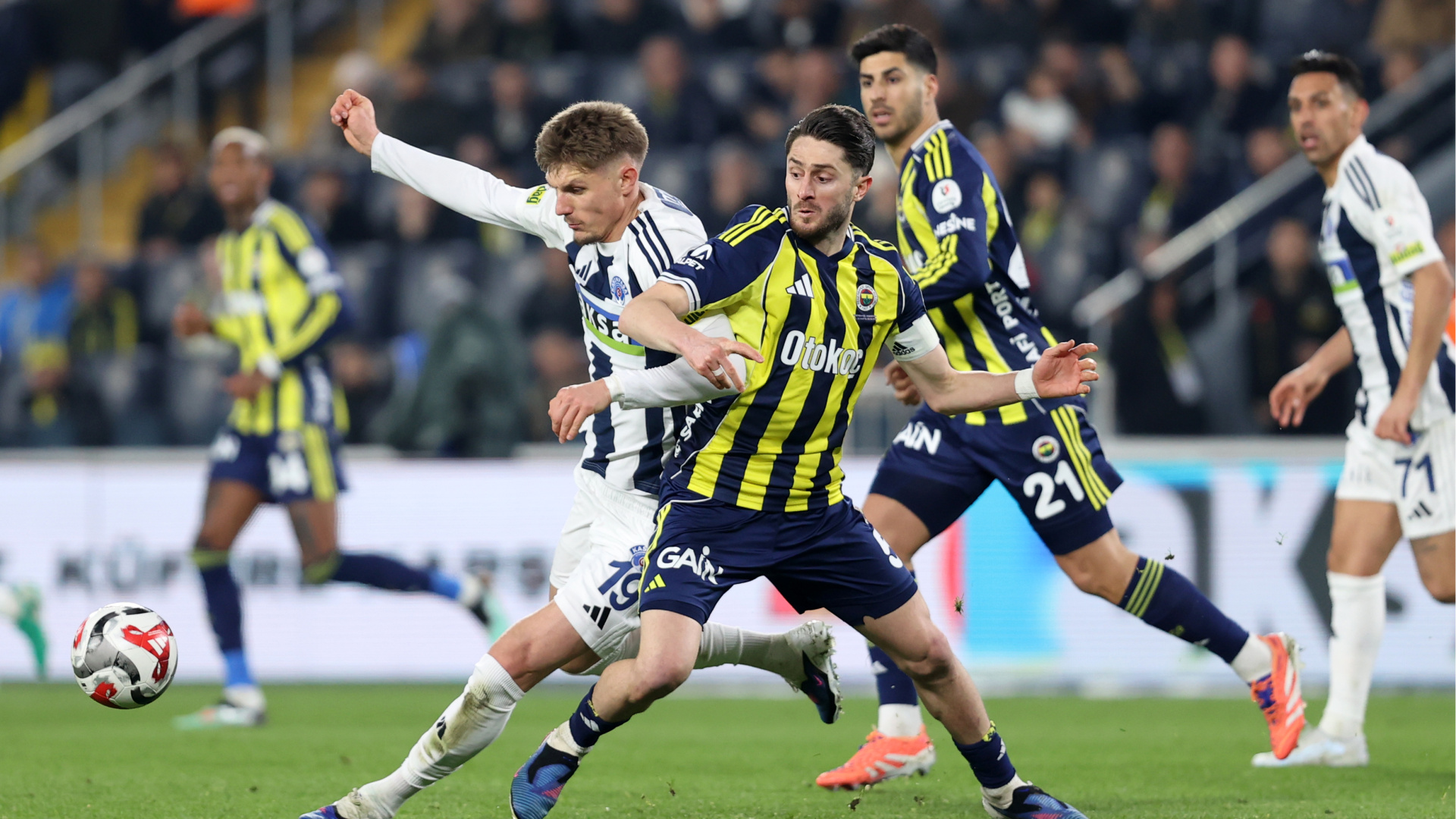 Fenerbahçe, Kasımpaşa Maçında Zirve Fırsatını Kovalıyor