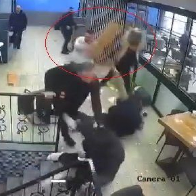 Kafede masalı sandalyeli kavga