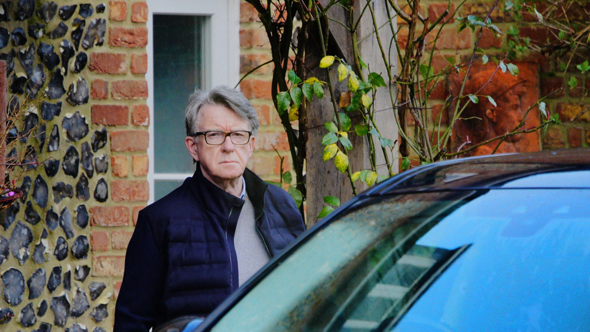 İngiltere'nin Eski ABD Büyükelçisi Mandelson, Epstein İlişkisi Nedeniyle Gözaltına Alındı ve Serbest Bırakıldı