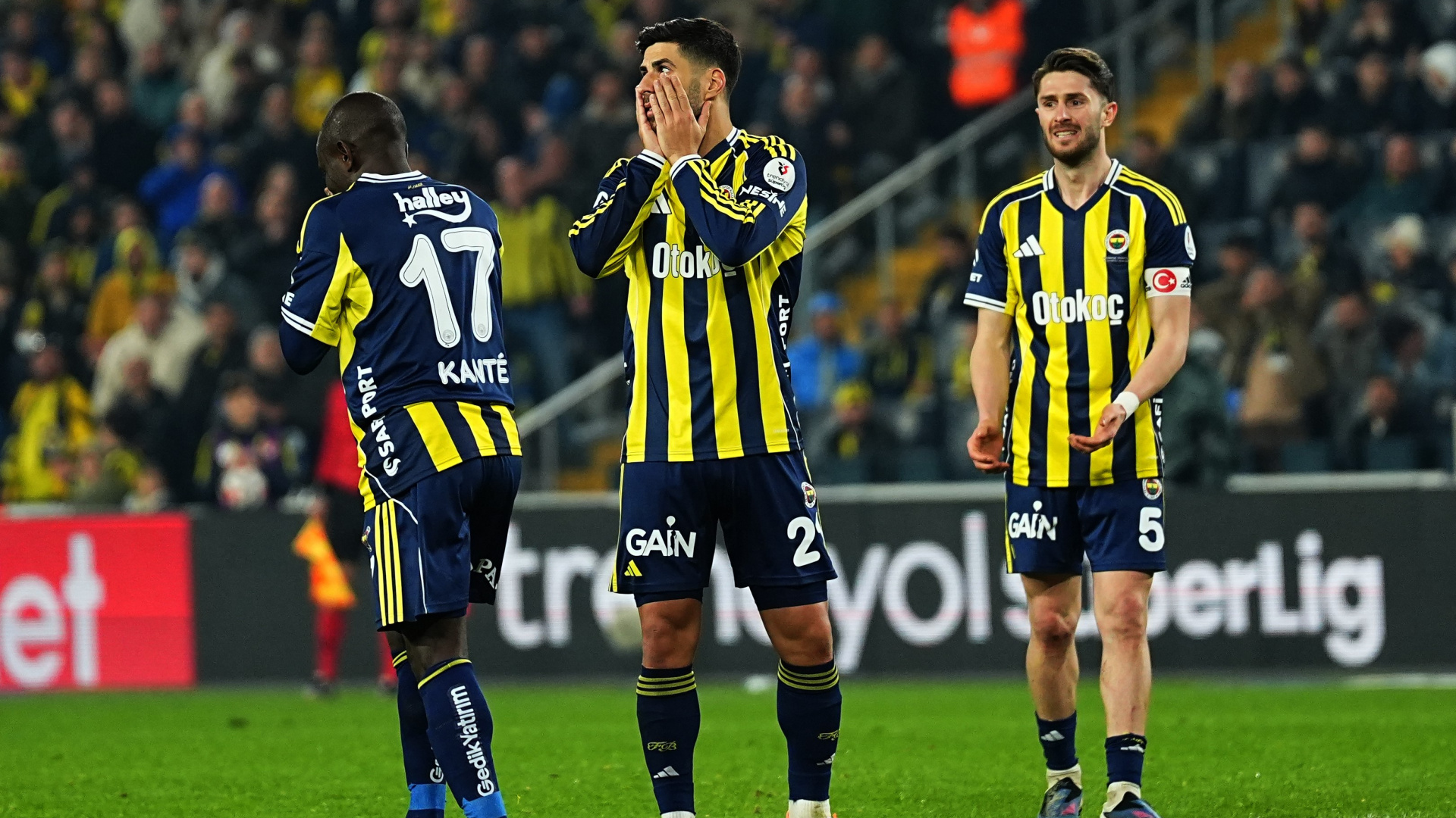 Fenerbahçe'nin Kasımpaşa Beraberliği Spor Yazarlarını Karıştırdı: '42 Milyon Euro Çöpe Gitti'
