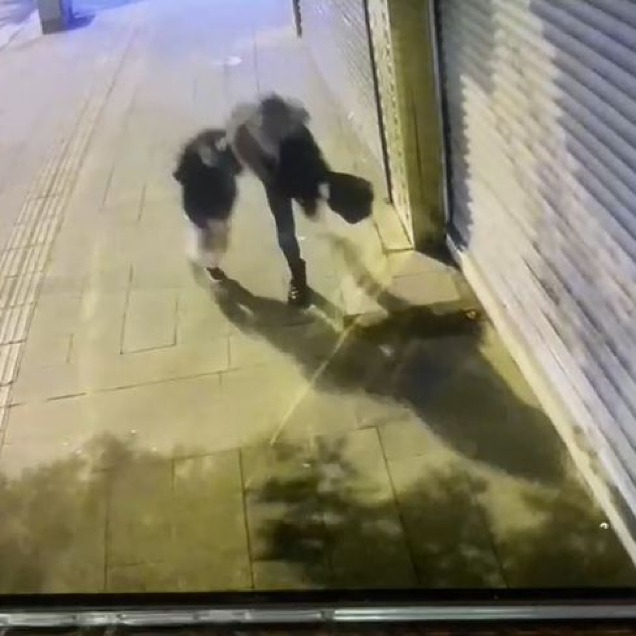 Facia kıl payı! Anne ve kızı son anda kurtuldu!