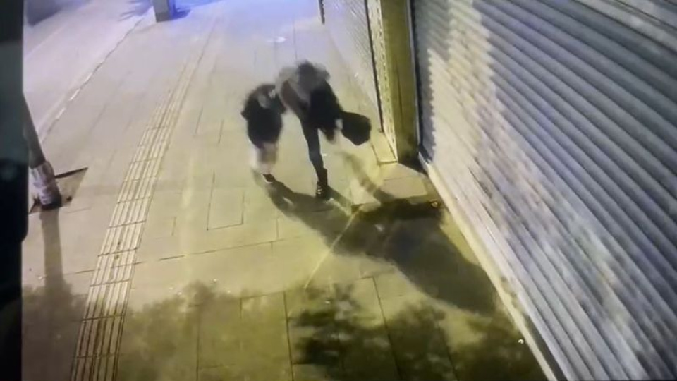 Facia kıl payı! Anne ve kızı son anda kurtuldu!