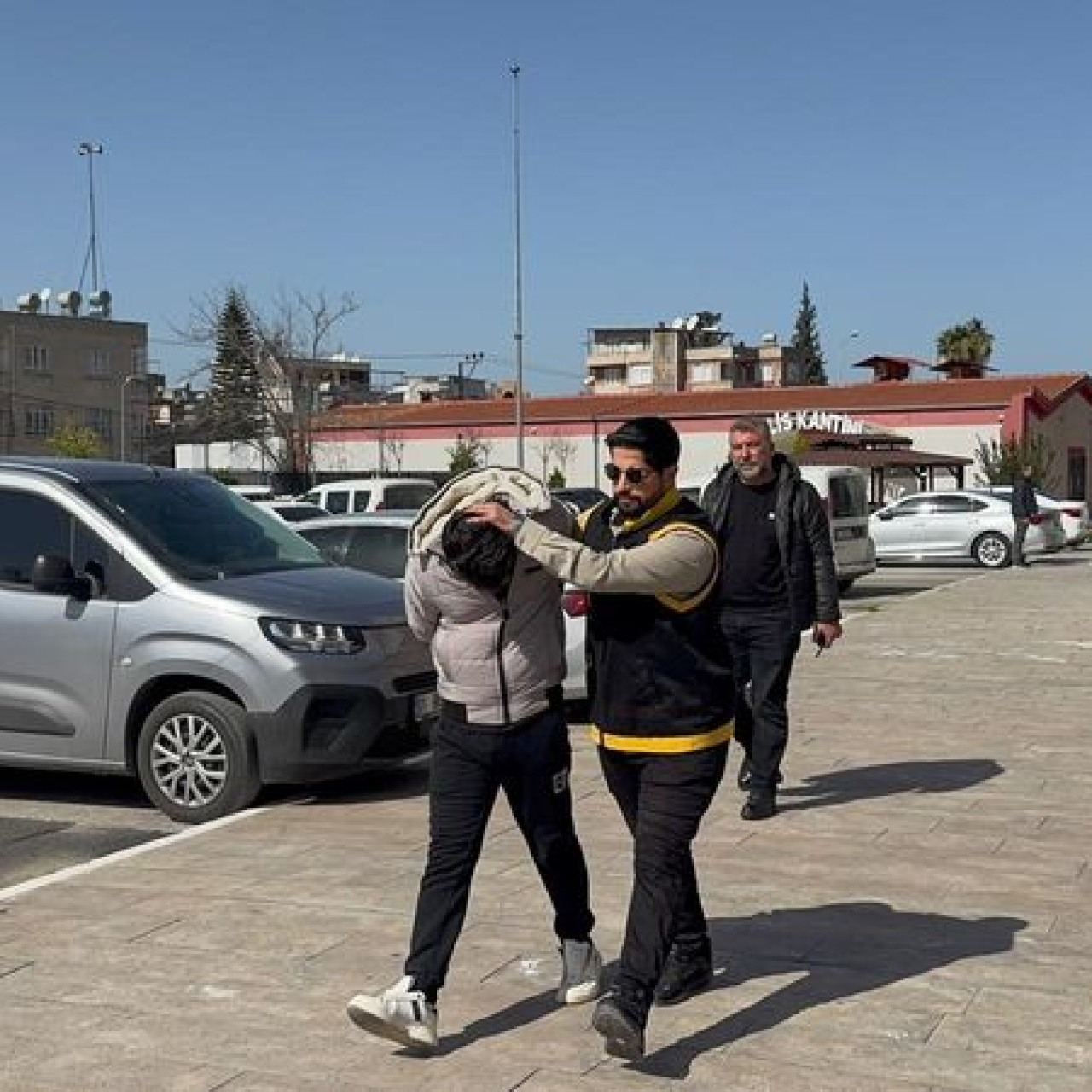 Yol verme kavgasında kalbinden bıçakladı!