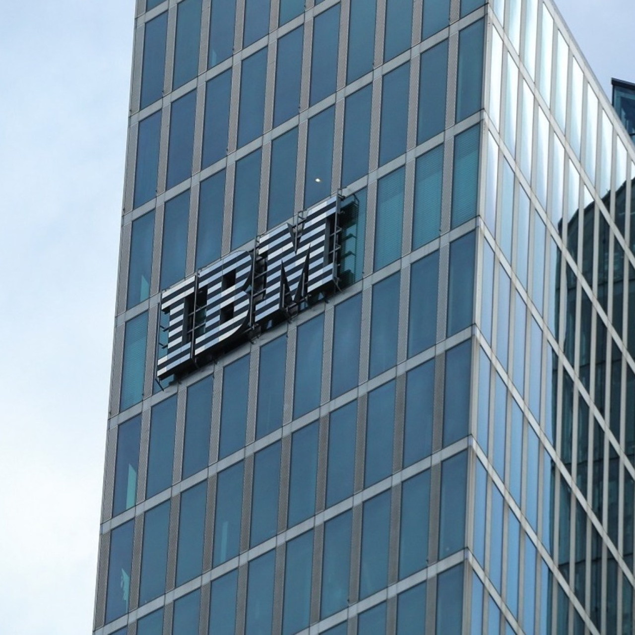 IBM hisselerinde 25 yılın en sert düşüşü