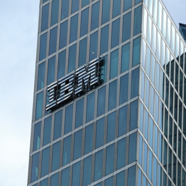 IBM hisselerinde 25 yılın en sert düşüşü