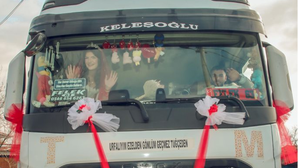 TIR, gelin arabası oldu