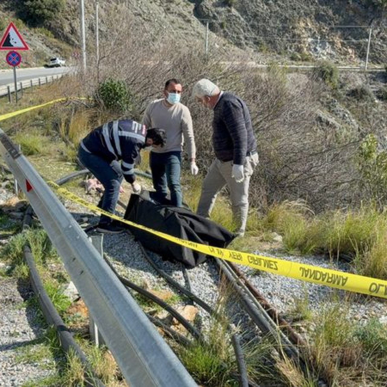 Yol kenarında kadın cesedi bulundu