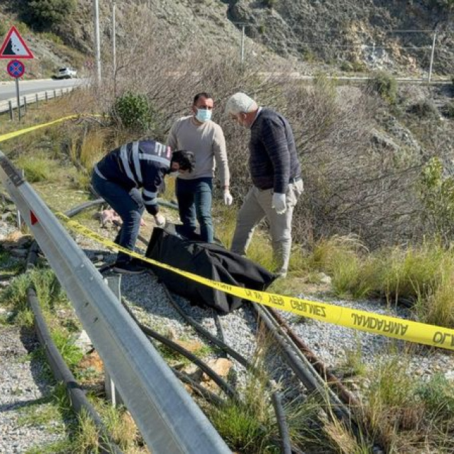 Yol kenarında kadın cesedi bulundu
