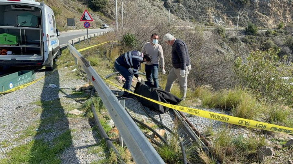 Yol kenarında kadın cesedi bulundu