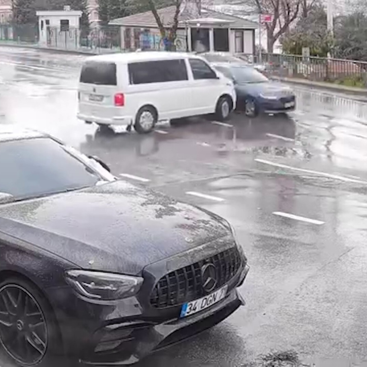 Aynı noktada 11 kaza! O anlar kamerada