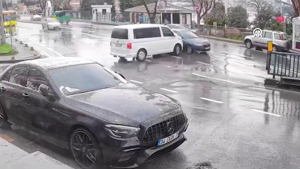 Aynı noktada 11 kaza! O anlar kamerada